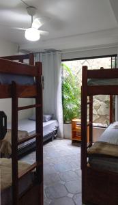纳塔尔Get Up Hostel的客房设有两张双层床和一扇窗户。