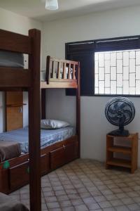 纳塔尔Get Up Hostel的一间卧室设有两张双层床和风扇