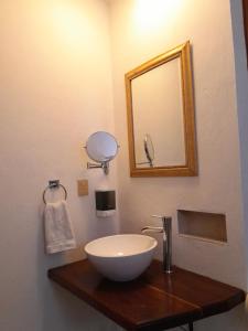 坎昆Xtabentun Hostal的一间带碗水槽和镜子的浴室