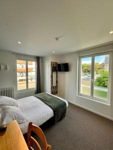 滨海圣奥班Le Clos Normand的一间卧室设有一张床和一个大窗户