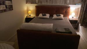拉纳肯Chalet的一间卧室配有一张带两个枕头的床