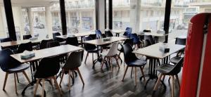 勒阿弗尔勒阿弗尔中心宜必思尚品酒店的餐厅里一排桌椅