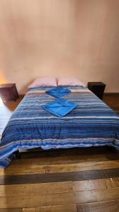 库斯科Munay Cusco的床上有蓝色的被子