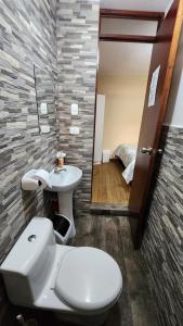 库斯科Munay Cusco的一间带卫生间、水槽和镜子的浴室