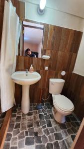 库斯科Munay Cusco的男人拍着带卫生间和水槽的浴室的照片