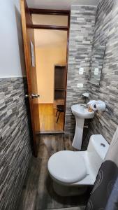 库斯科Munay Cusco的一间带卫生间和水槽的浴室