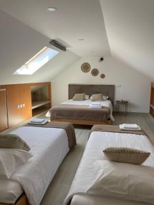 PerafitaPorto Smart Apartments Comfort的一间卧室,配有两张床