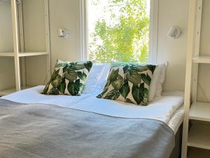 斯德哥尔摩辛肯丹姆STF酒店的一张带两个枕头的床和窗户