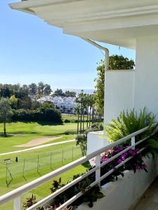 马贝拉Duplex vistas al golf Guadalmina Marbella的从高尔夫球场的阳台上可欣赏到风景