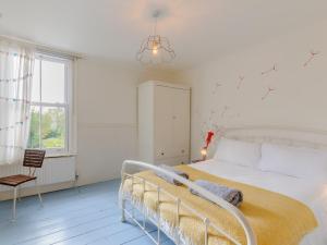 惠茨特布尔3 Bed in Whitstable 84042的白色的卧室设有床和窗户