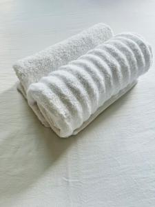 米德兰Gallagher Midrand BnB的床上的白色毛巾