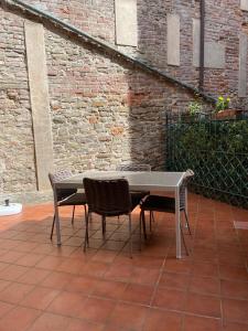 阿奎泰尔梅Cozy Flat in Piemonte的砖墙旁的桌椅