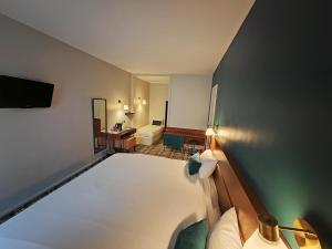 勒阿弗尔勒阿弗尔中心宜必思尚品酒店的客房享有带一张床和一间浴室的景致。