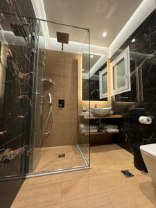 雅典米拉达酒店的带淋浴和盥洗盆的浴室