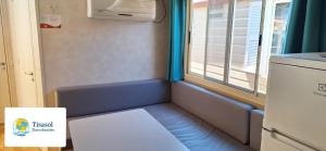 维亚雷焦Comfortable campsite-chalet G8 Tuscany near sea的一个小房间,在窗边设有长凳