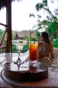 米萨华丽港Suchipakari Amazon Eco -Lodge & Jungle Reserve的和女人一起在浴缸里喝杯饮料