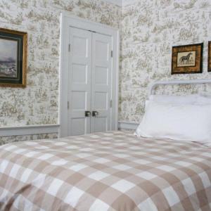 埃利科特城Mary's Land Farm的一间卧室配有一张带 ⁇ 子毯子的床