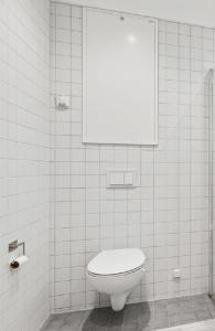 斯塔万格7,3sq mts room -Forests cozy house的白色瓷砖浴室设有卫生间和镜子