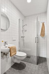斯塔万格7,3sq mts room -Forests cozy house的带淋浴、卫生间和盥洗盆的浴室