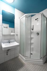 魁北克市Auberge Internationale de Quebec - HI CANADA的带淋浴和盥洗盆的浴室
