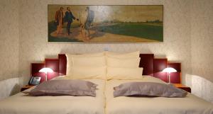 普图伊Hotel Mitra, Story Hotels的一间卧室配有一张壁画床
