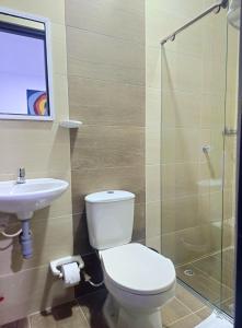 里奥阿查ANAJIRAWAA HOTEL的浴室配有卫生间、盥洗盆和淋浴。