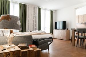尚波吕克Maison Poluc hotel apartments的客厅配有床、沙发和桌子