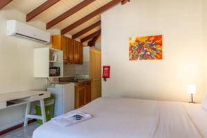 奥拉涅斯塔德Talk of the Town Inn & Suites - St Eustatius的小房间设有床和厨房