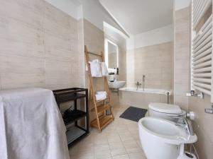 尚波吕克Maison Poluc hotel apartments的浴室配有卫生间、浴缸和水槽。