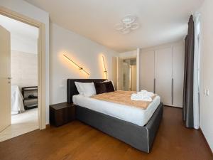 尚波吕克Maison Poluc hotel apartments的一间卧室,卧室内配有一张大床