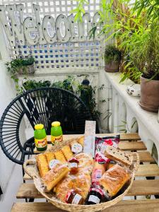 圣莫代福塞Chambre d hôte - Bambou的阳台上的桌子上放着一篮面包和饮料