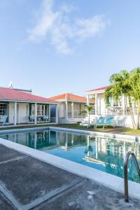 奥拉涅斯塔德Talk of the Town Inn & Suites - St Eustatius的游泳池在房子里的形象