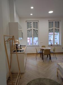 瓦茨Stafétaház Apartmanok的厨房以及带桌椅的用餐室。