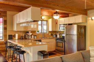 格罗夫兰Spacious Groveland Cabin with Wraparound Deck!的厨房配有白色橱柜和不锈钢冰箱
