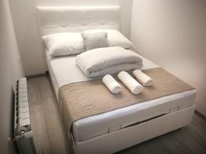 塞扎纳Hisa idej的一张带两个枕头的大白色床