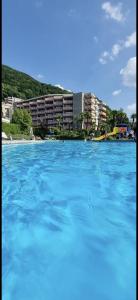 比索内Relax-Lugano Lake的一大片蓝色的水,有建筑背景