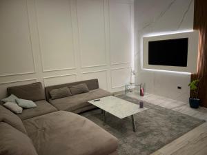 卡瓦德蒂雷尼Pergamena Bianca的带沙发和电视的客厅