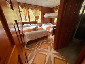 巴尼奥斯Playita Salomon的一间卧室,配有两张床