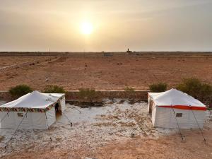 Kafr Abu HabhabCaves Camp Matrouh的田间中方的2个帐篷
