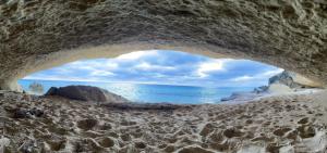 Kafr Abu HabhabCaves Camp Matrouh的透过石洞欣赏海景