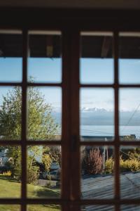 圣卡洛斯-德巴里洛切Acogedora casa con vista al lago complejo turístico的从窗户可欣赏到海景