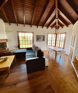 圣卡洛斯-德巴里洛切Acogedora casa con vista al lago complejo turístico的客厅配有沙发和桌子