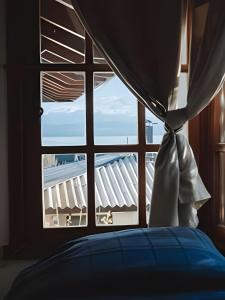 圣卡洛斯-德巴里洛切Acogedora casa con vista al lago complejo turístico的卧室窗户,享有建筑景致