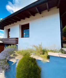 圣卡洛斯-德巴里洛切Acogedora casa con vista al lago complejo turístico的前面有游泳池的房子