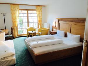 弗里森海姆奥赫森酒店的酒店客房设有两张床和窗户。