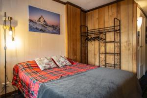 布勒伊-切尔维尼亚Marcolski Home 2的一间卧室配有床,还有一座雪覆盖的山