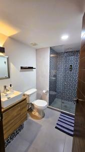 库奥蒂特兰伊斯卡伊A03 Full Suite ‖ Mini Dept at Plaza Acequia的一间带卫生间和玻璃淋浴间的浴室