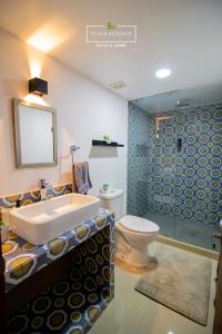 库奥蒂特兰伊斯卡伊A04 Full Suite ‖ Mini Dept at Plaza Acequia的一间带水槽和卫生间的浴室