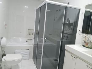 乌贝兰迪亚Pousada automática sem recepção 2的带淋浴和卫生间的白色浴室