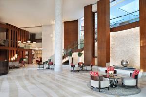 迪拜Marriott Hotel Al Jaddaf, Dubai的大楼内带桌椅的大堂